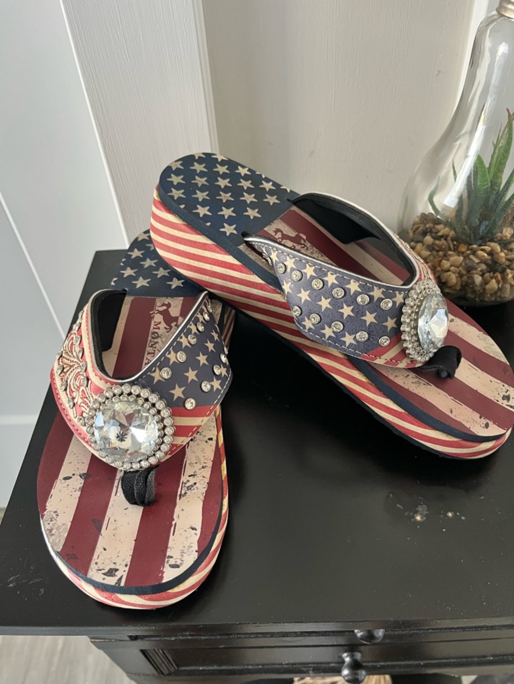Montana West Flag Flip Flops Sz 8
